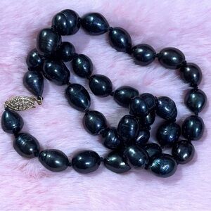 Elegant Black Pearl Necklace